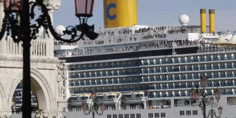 Das Kreuzfahrtschiff «Costa Deliziosa» fährt am Markusplatz vorbei. Foto: Luca Bruno/AP/Archiv