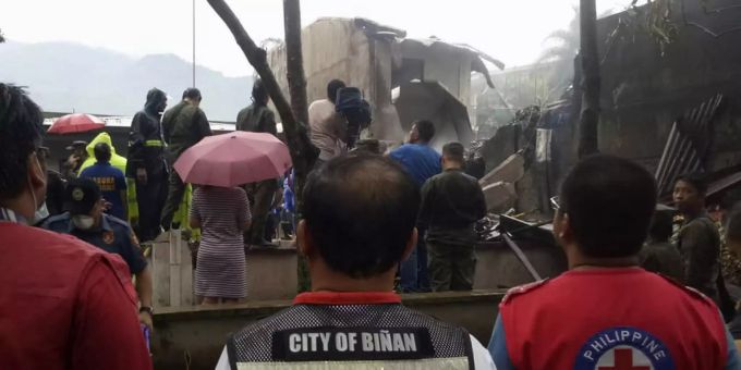 Retter am Absturzort im philippinischen Manila. Flugzeugabsturz
