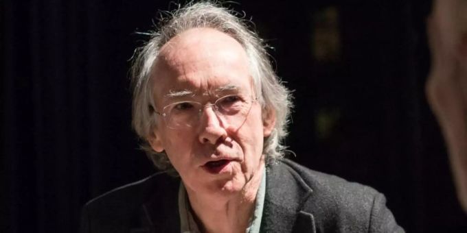 Der britische Schriftsteller Ian McEwan bezeichnet die Bundeskanzlerin Angela Merkel als «Heldin der offenen Gesellschaft». Foto: Bernd von Jutrczenka Der britische Schriftsteller Ian McEwan bezeichnet die Bundeskanzlerin Angela Merkel als «Heldin der offenen Gesellschaft». Foto: Bernd von Jutrczenka