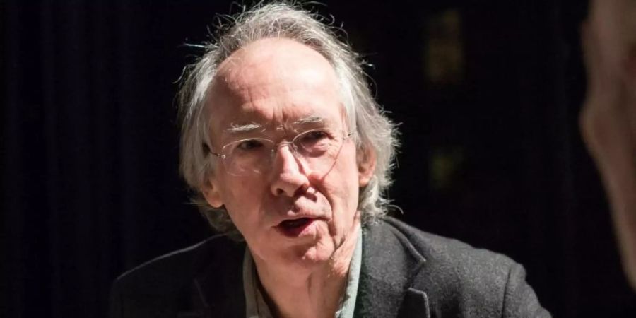 Der britische Schriftsteller Ian McEwan bezeichnet die Bundeskanzlerin Angela Merkel als «Heldin der offenen Gesellschaft». Foto: Bernd von Jutrczenka
