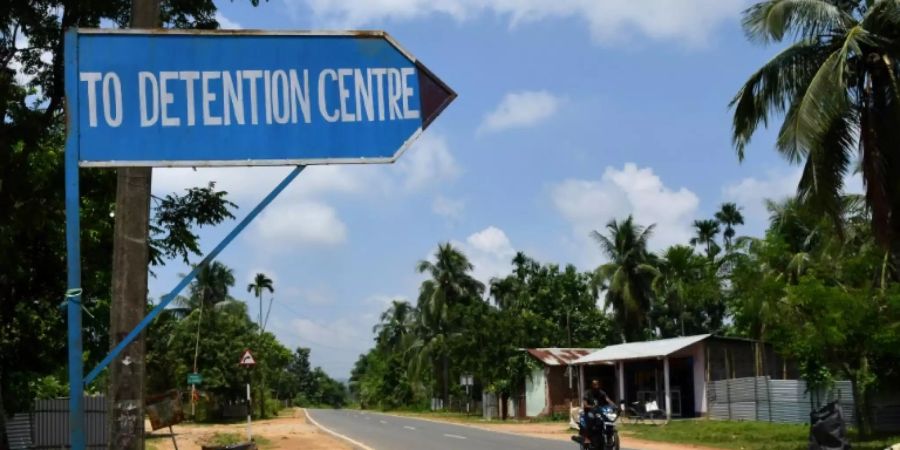 Die Provinzregierung in Assam baut Internierungslager