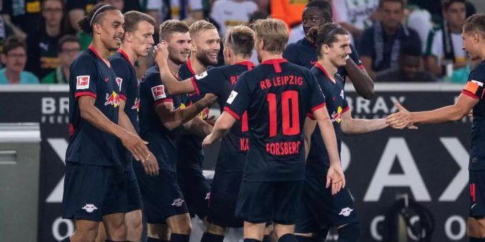 Die RB-Spieler freuen sich über den Sieg in Gladbach und die Tabellenführung. Foto: Die RB-Spieler freuen sich über den Sieg in Gladbach und die Tabellenführung. Foto: