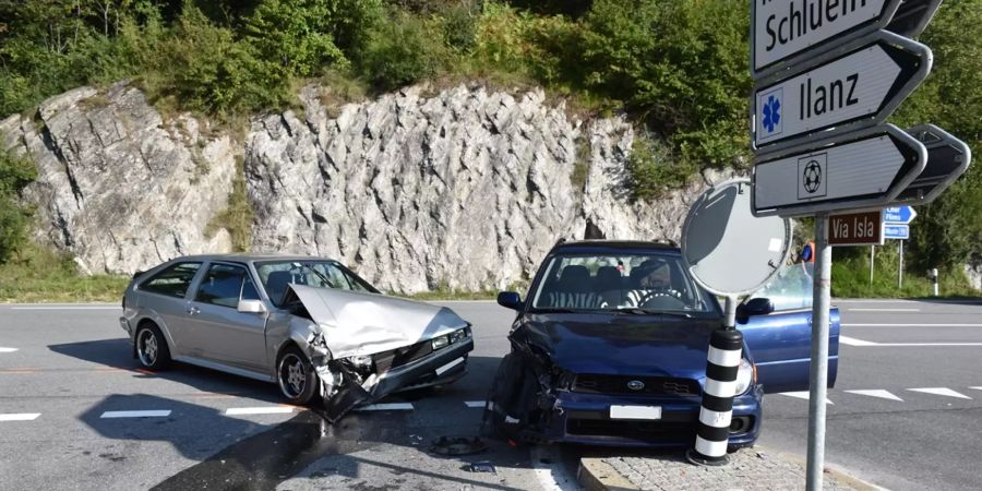 Eine seitlich-frontale Kollision zwischen zwei Personenwagen.