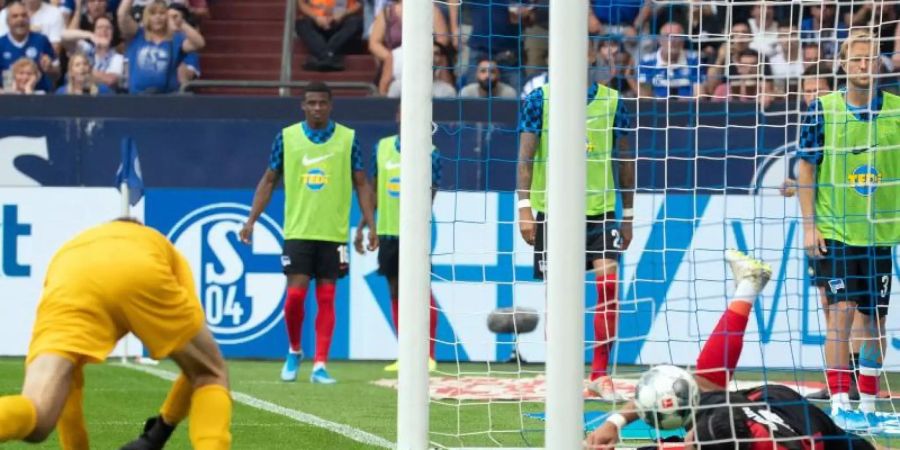 Der Berliner Torwart Rune Jarstein (l) und Karim Rekik (r) können das 2:0 nicht verhindern. Foto: Federico Gambarini
