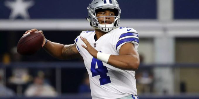 Dak Prescott (Dallas Cowboys) wirft einen Pass in der NFL. NFL Dallas Cowboys