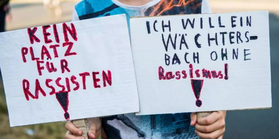 Mahnwache in Wächtersbach. Ein 26 Jahre alter Mann aus Eritrea war hier von Schüssen schwer verletzt worden. Foto: Andreas Arnold