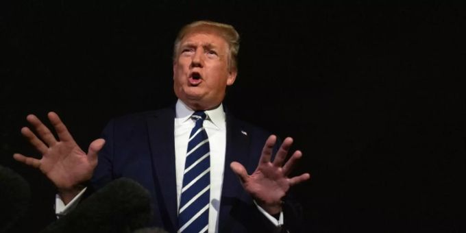 Trump's Einfuhrzöllezölle auf Industriegüter und Rohstoffe könnten die Schweizer Wirtschaft stark belasten. (Archivbild) US-Präsident Donald Trump