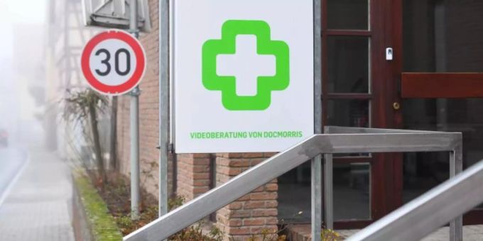 Versandapotheke in Hüffenhardt. Die von Docmorris betriebenen Automatenapotheke bleibt verboten. Foto: Uwe Anspach Versandapotheke in Hüffenhardt. Die von Docmorris betriebenen Automatenapotheke bleibt verboten. Foto: Uwe Anspach
