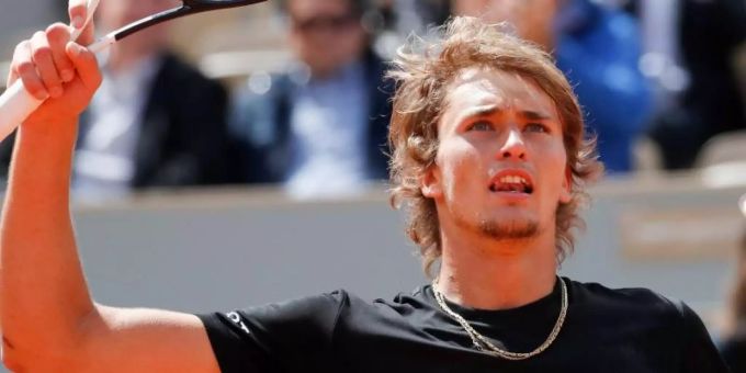 Geschafft: Alexander Zverev feiert den Einzug in die zweite Runde in Paris. Foto: Christophe Ena/AP Geschafft: Alexander Zverev feiert den Einzug in die zweite Runde in Paris. Foto: Christophe Ena/AP