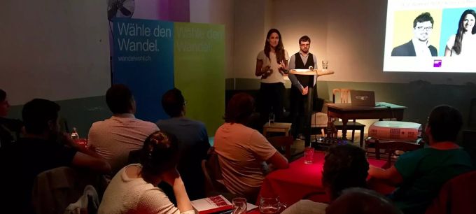 Ursin Widmer (BDP) und Vera Stifler (FDP) beim Wahlkampf-Anlass der Operation Libero. Widmer zu Nau: «Wir sollten wieder damit beginnen, uns gegenseitig zuzuhören, gemeinsam zu gestalten, miteinander Ziele und Lösungen auszuarbeiten und Eigeninteressen in den Hintergrund zu stellen zu Gunsten eines guten Kompromisses.» BDP Wahlen Ursin Widmer
