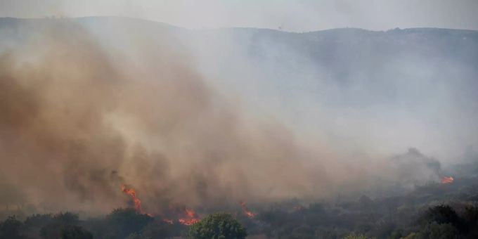 Dichter Rauch steigt über Waldbränden auf, die in der Nähe der griechischen Stadt Marathon lodern (Archivbild). Waldbrand in Griechenland