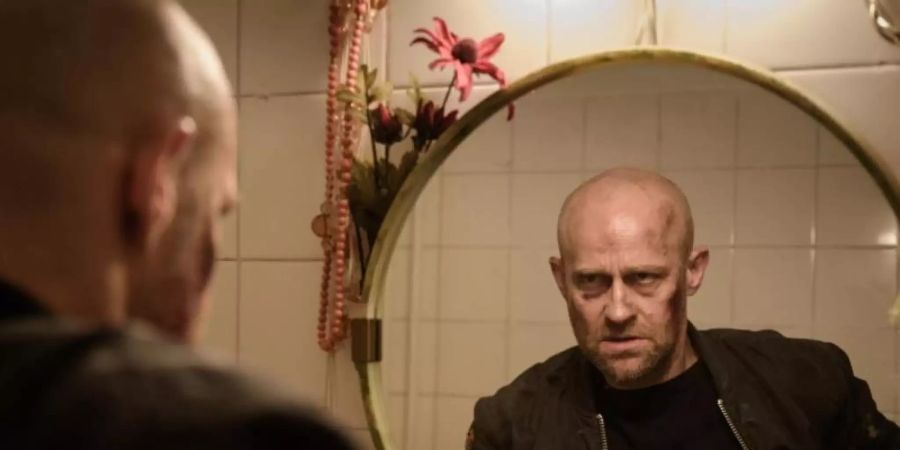 Blochin (Jürgen Vogel) wirkt müde, sein Gesicht zeigt Blutspuren und Verletzungen. Foto: