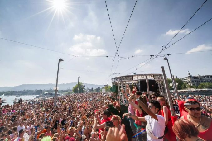 Die CO2-Emissionen der Lovemobiles an der Street Parade werden neu via myclimate kompensiert. Lovemobile Street Parade