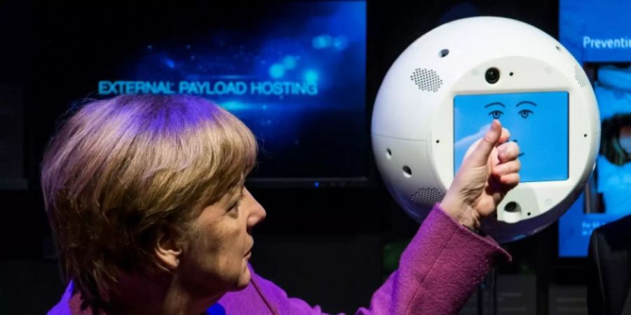 Bundeskanzlerin Angela Merkel mit «Cimon» im April 2018