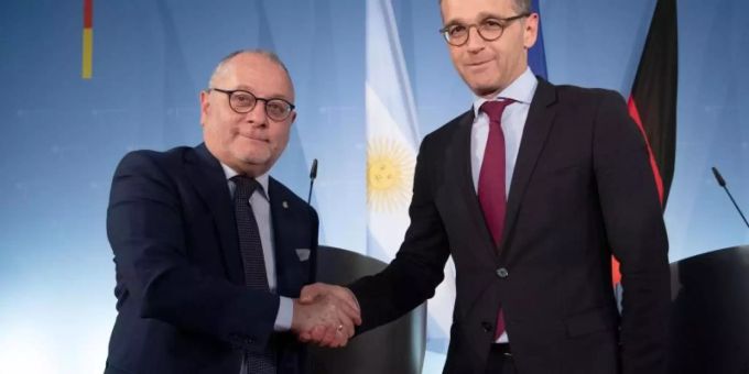Handschlag im Auswärtigen Amt: Bundesaussenminister Heiko Maas und sein argentinischer Amtskollege Jorge Marcelo (l), einer der Konferenz-Teilnehmer. Foto: Ralf Hirschberger Handschlag im Auswärtigen Amt: Bundesaussenminister Heiko Maas und sein argentinischer Amtskollege Jorge Marcelo (l), einer der Konferenz-Teilnehmer. Foto: Ralf Hirschberger