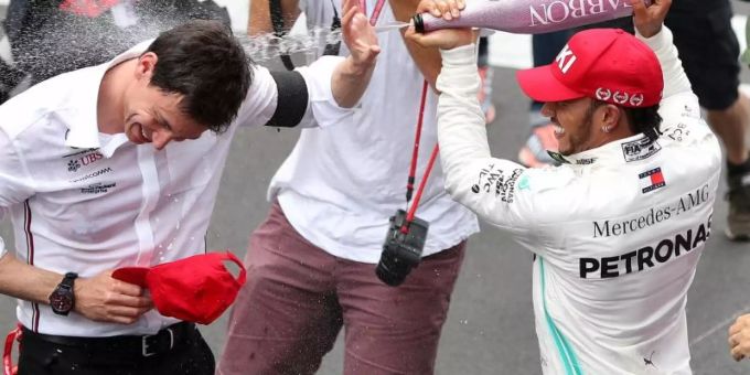 Lewis Hamilton (r) duscht Mercedes-Teamchef Toto Wolff mit Champagner. Foto: David Davies/PA Wire Lewis Hamilton (r) duscht Mercedes-Teamchef Toto Wolff mit Champagner. Foto: David Davies/PA Wire