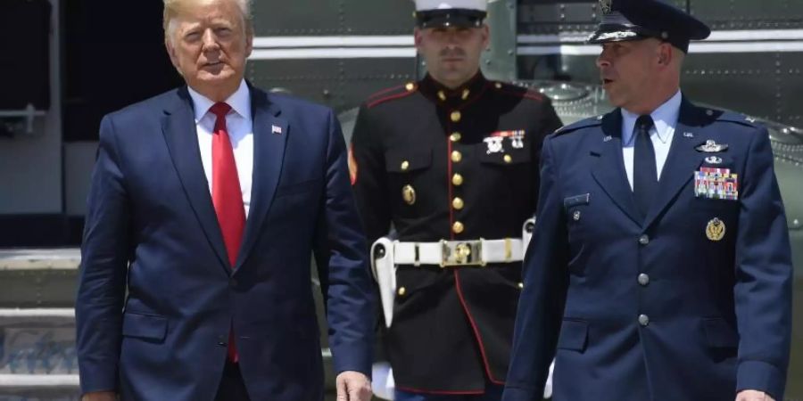 Auf dem Weg nach Osaka: US-Präsident Donald Trump auf der Andrews Air Force Base. Foto: Susan Walsh/AP