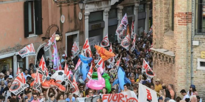Tausende demonstrieren in Venedig gegen Kreuzfahrttourismus. (Archivbild) Weltkulturerbe