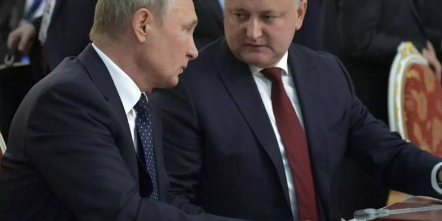 Wladimir Putin (l), Präsident von Russland, unterhält sich mit und Igor Dodon, Präsident der Republik Moldau. Foto: Alexei Druzhinin/Pool Sputnik Kremlin/AP/Archiv