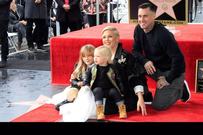Sängerin Pink ist stinksauer. Sie kann die Kritik ihrer Fans nicht nachvollziehen. Hier mit ihren Kinder Willow und Jameson sowie Ehemann Carey Hart auf dem Hollywood Walk of Fame in Hollywood. pink