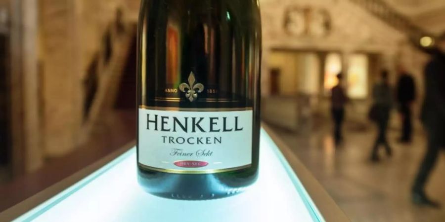 Eine Flasche "Henkell Trocken" im historischen Marmorsaal der Sektkellerei Henkell Freixenet. Foto: Andreas Arnold