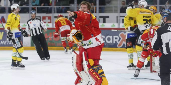 Biel-Goalie Hiller reklamiert nach dem Führungstreffer für den SCB. Biel SCB