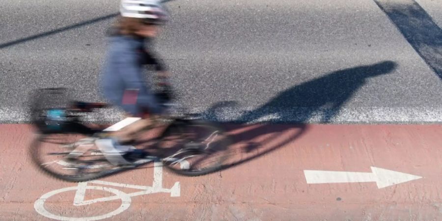 Fahrradfahrer mit Helm
