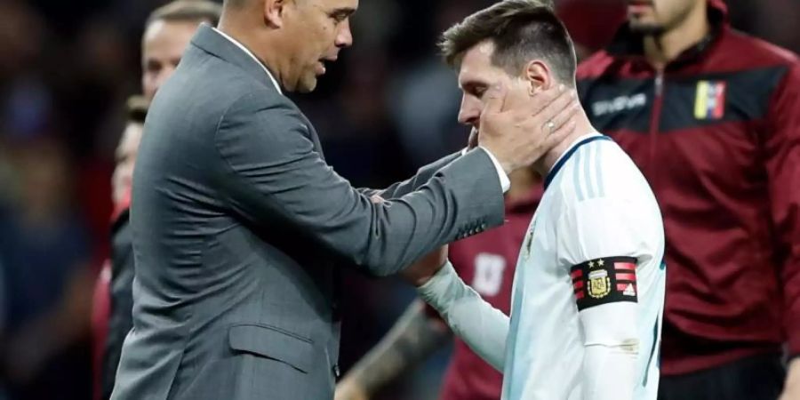 Venezuelas Trainer Rafael Dudamel (l) tröstet Lionel Messi nach der Niederlage der Argentinier. Foto: Gustavo Ortiz