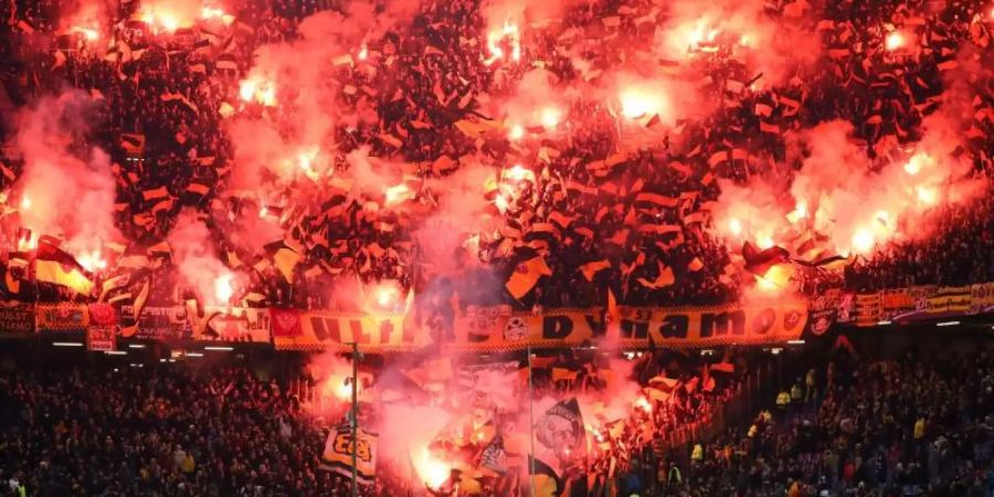 Fans von Dynamo Dresden zünden im Hamburger Volksparkstadion beeindruckendes Feuerwerk. Foto: Christian Charisius