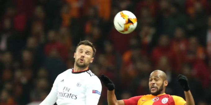 Haris Seferovic (links) kommt Galatasarays Marcão zuvor Haris Seferovic (links) kommt Galatasarays Marcão zuvor