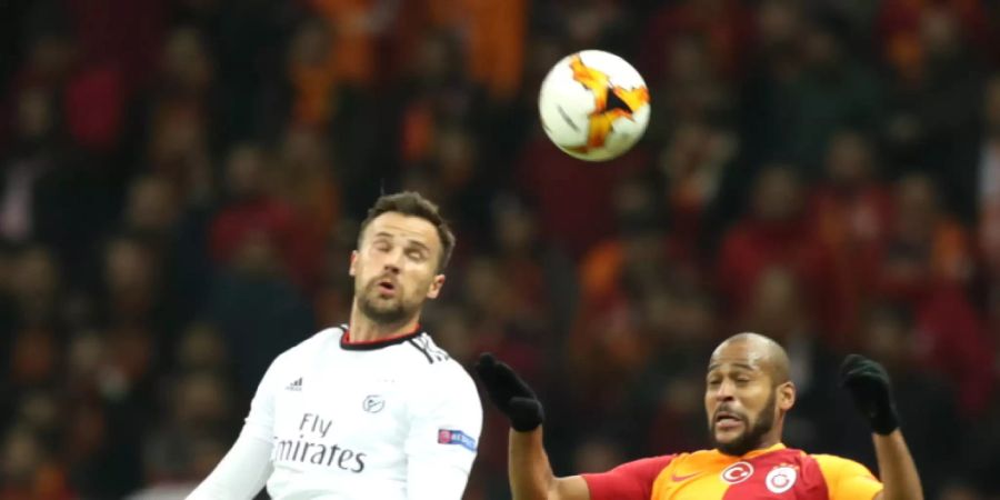 Haris Seferovic (links) kommt Galatasarays Marcão zuvor