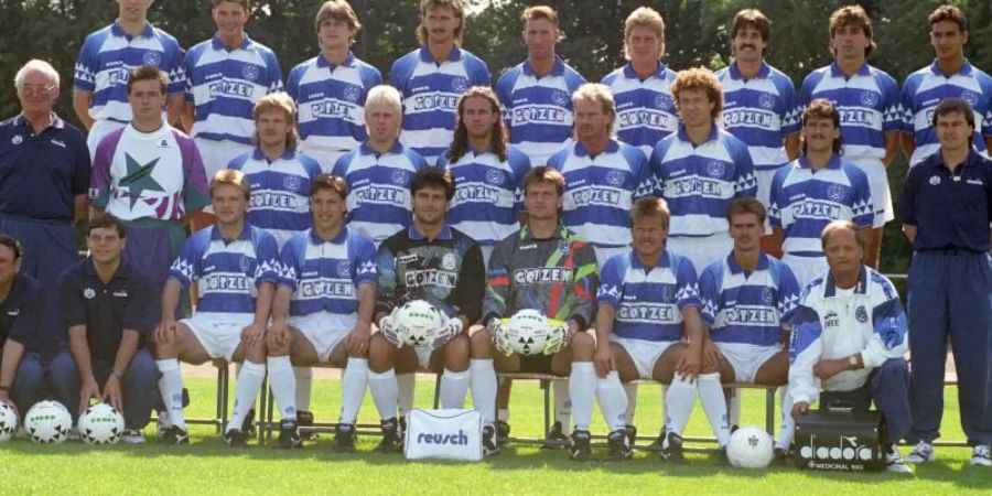 Die Mannschaft des Fussball-Bundesligisten MSV Duisburg beim Fototermin für die Saison 1993/1994 mit Trainer Ewald Lienen (r). Foto: Marc-Oliver Multhaup