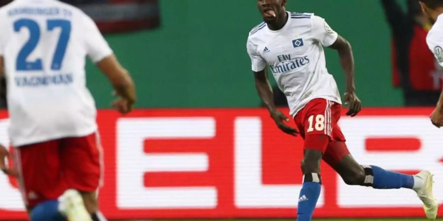 Hamburgs Bakery Jatta (M) erzielte im Pokal-Halbfinale gegen RB Leipzig den 1:1-Ausgleich. Foto: Christian Charisius