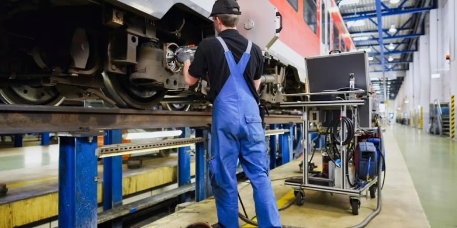 Wartungsarbeiten an einer S-Bahn der DB in Ludwigshafen