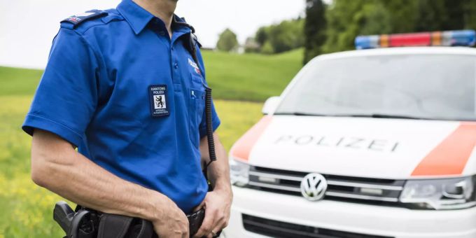 Ein Beamter der Kantonspolizei Appenzell Ausserrhoden steht am 06.05.15 in Herisau neben einem Einsatzwagen. Kantonspolizei Appenzell Ausserrhoden