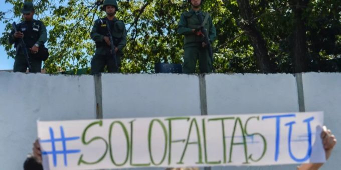 Proteste vor einem Militärstützpunkt in Cararcas Proteste vor einem Militärstützpunkt in Cararcas