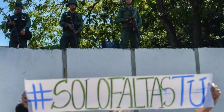 Proteste vor einem Militärstützpunkt in Cararcas