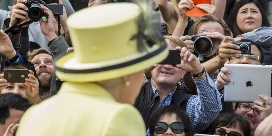 Beliebtes Fotomotiv: Königin Elizabeth bei ihrem Deutschland-Besuch auf dem Pariser Platz. Foto: John Macdougall