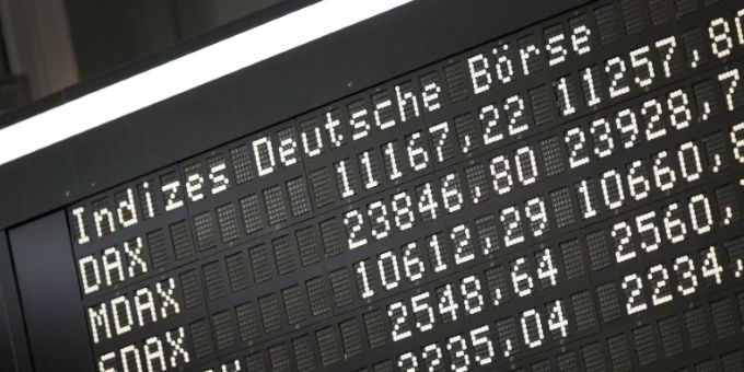 Eine Anzeigentafel in der Frankfurter Börse Crypto Finance