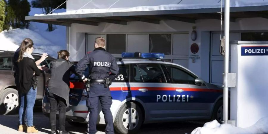 Polizisten und ein Polizeifahrzeug stehen nach einer Doping-Razzia an einer Polizeistation in Seefeld. Foto: Heikki Saukkomaa/Lehtikuva