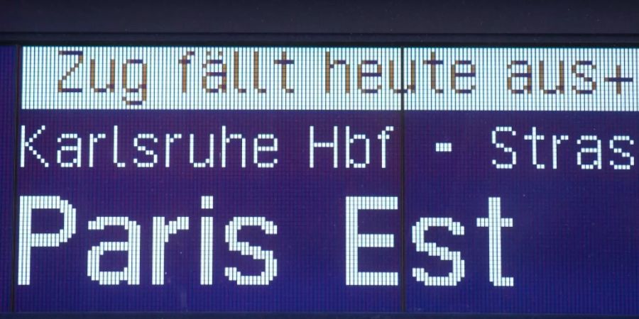 Anzeige weist auf ausgefallenen Zug hin