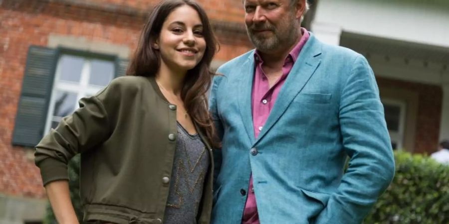 Almila Bagriacik (l) und Axel Milberg vor einem Drehort für den Kieler "Tatort - Borowski und das Glück der anderen». Foto: Christophe Gateau