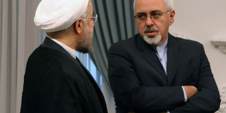 Der iranische Präsident Hassan Ruhani (l) will den Rücktritt seines Aussenministers Mohamed Dschawad Sarif (r) offenbar nicht akzeptieren. Foto: Abedin Taherkenareh/EPA