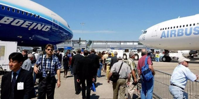 Boeing 777 und Airbus A340: Haben US-Subventionen an Boeing dem europäischen Konkurrenten geschadet? Foto: Srdjan Suki/EPA Boeing 777 und Airbus A340: Haben US-Subventionen an Boeing dem europäischen Konkurrenten geschadet? Foto: Srdjan Suki/EPA