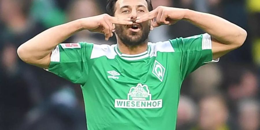 Werders Claudio Pizarro jubelt über sein Tor zum 2:2-Endstand gegen den BVB. Foto: Carmen Jaspersen