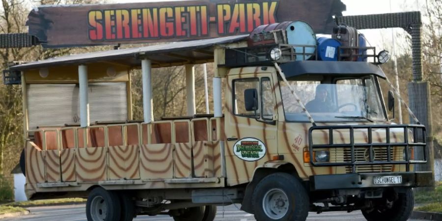 Ein Safaribus vor dem Eingang zum Serengeti-Park