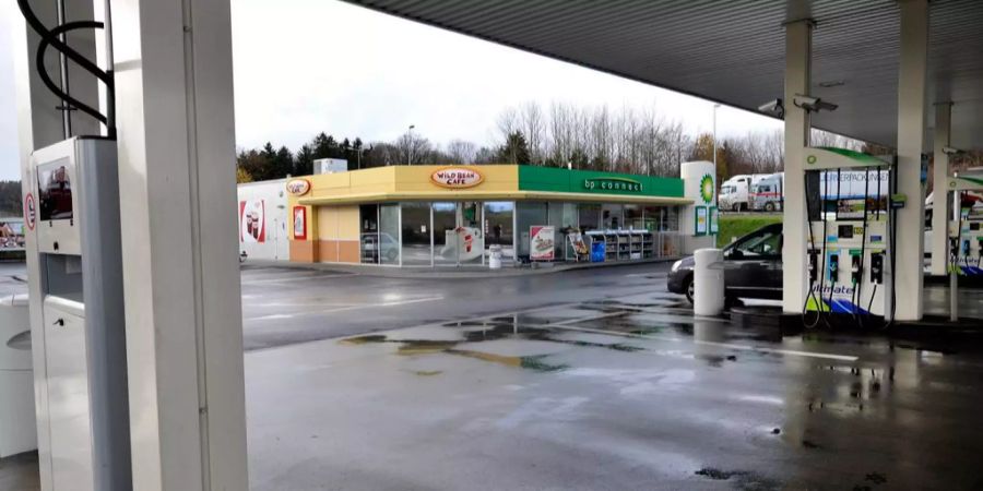 Autobahnraststätte mit Tankstelle und Geschäft.