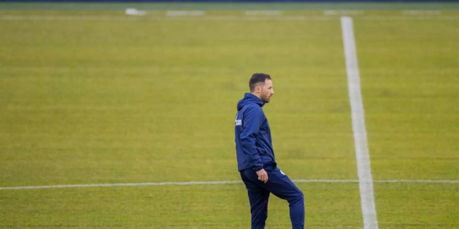 Sieht die Favoritenrolle klar bei Man City: Schalke-Coach Domenico Tedesco. Foto: Rolf Vennenbernd
