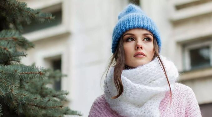 Die Bürotemperatur ist für viele Frauen zu tief. Frau Mütze Schal