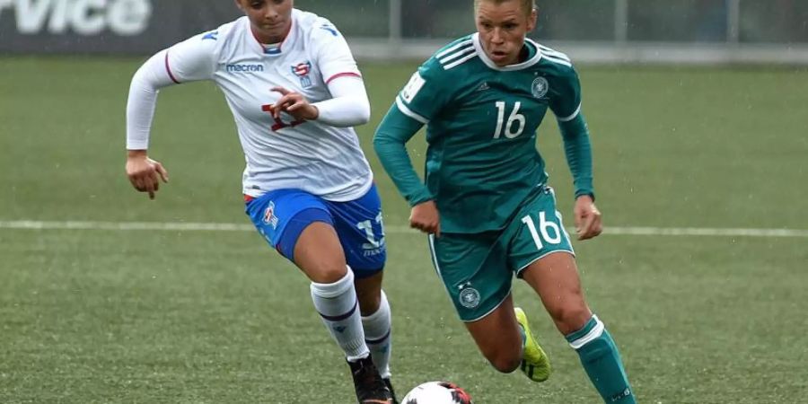 Linda Dallmann (r) spielt künftig für den FC Bayern. Foto: Trondur Dalsgard